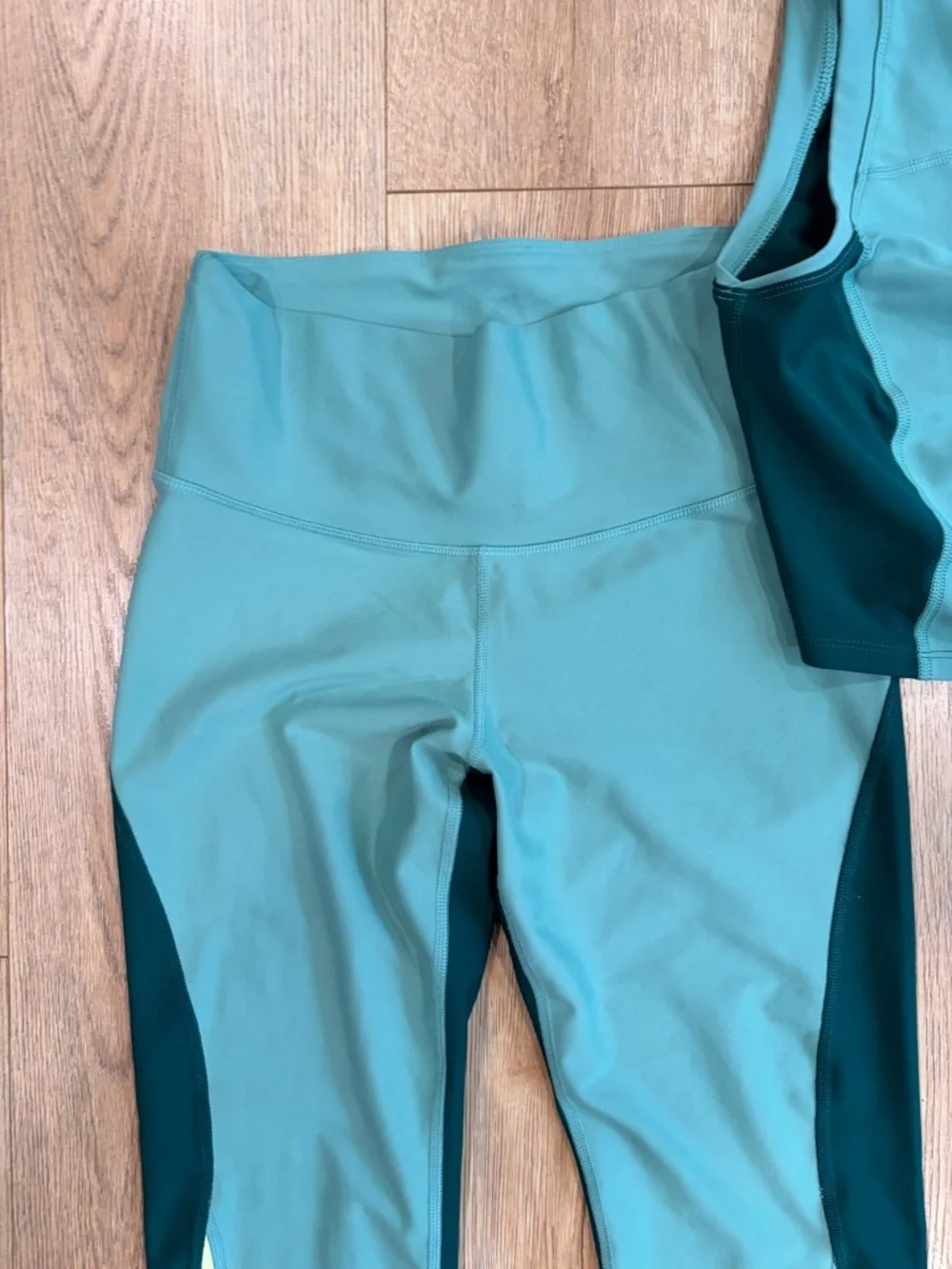 Old Navy Active PowerSoft Matching Set Leggings Crop Top Green Colorblock M